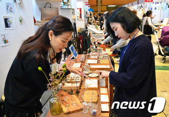 수제 악세서리 판매 중
