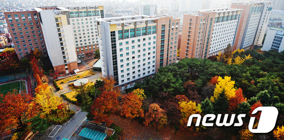 단풍에 둘러싸인 건국대 기숙사