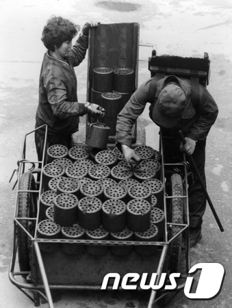 1962년 연탄 나르는 사람들