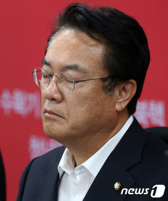 與 정진석 원내대표직 내려놓나…의총서 사퇴 표명 가능성