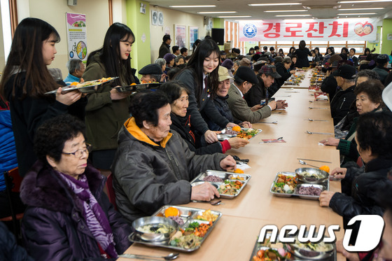 자양고 학생들, 어르신 모시고 경로잔치
