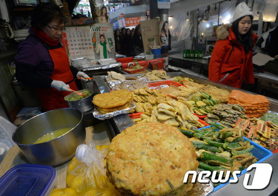 명절 앞둔 전통시장, 전 부치는 시장상인