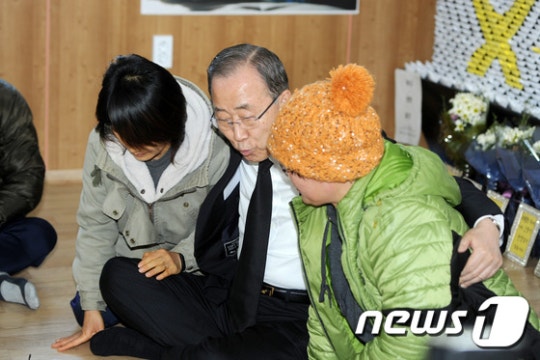 팽목항 찾아 유가족 위로 하는 반기문 | 인스티즈