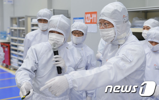 SK하이닉스 이천공장 찾은 주형환 장관