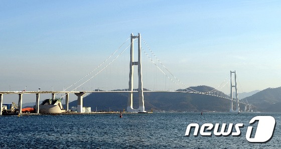 이순신 대교서 50대 남성 바다로 뛰어 내려 숨져