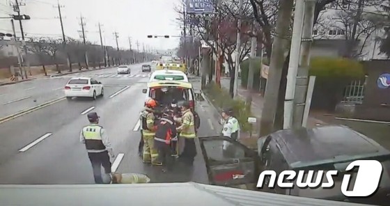 창원서 차량, 빗길 미끄러져 전신주 충돌…1명 부상