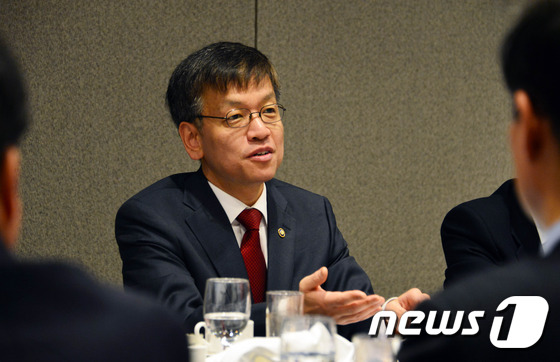 공정위 외압·미르재단 의혹 한가운데 놓인 최상목
