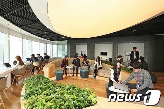 롯데월드타워 첫 입주 롯데물산 스마트 오피스 