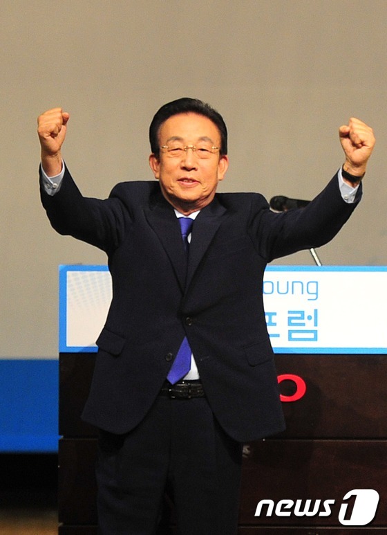 김관용 경북도지사 두손 불끈