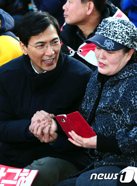 전주시민 손 잡은 안희정