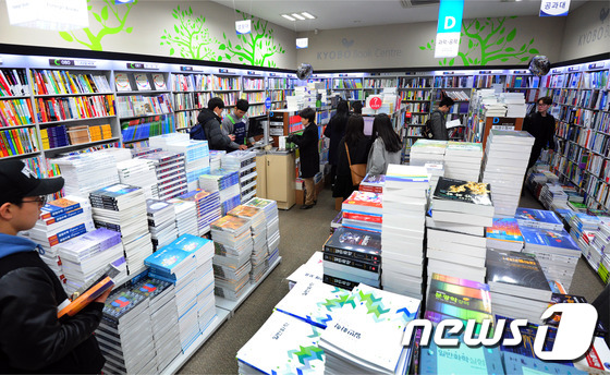 개강 맞아 북적이는 대학 구내서점