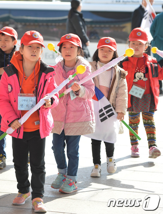 현충탑 참배로 첫 수업시작하는 화정초등학교 신입생