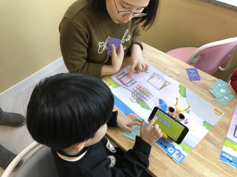 코딩 교육용 로봇으로 가정에서 어린이 코딩 학습 가능해