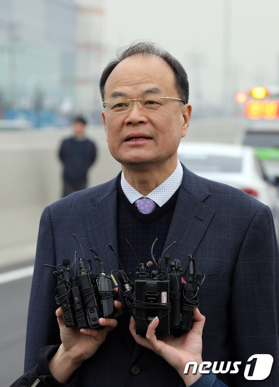 인터뷰 하는 변종현 인천김포고속도로주식회사 대표