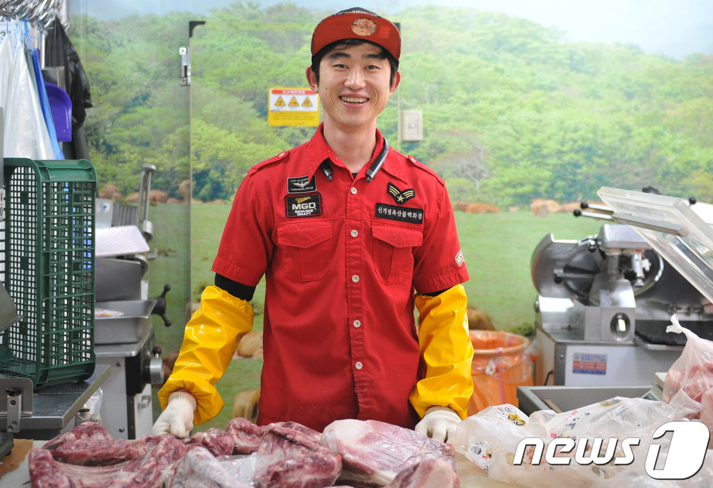  속초관광수산시장 정육점 상인…3년째 돼지고기 기부