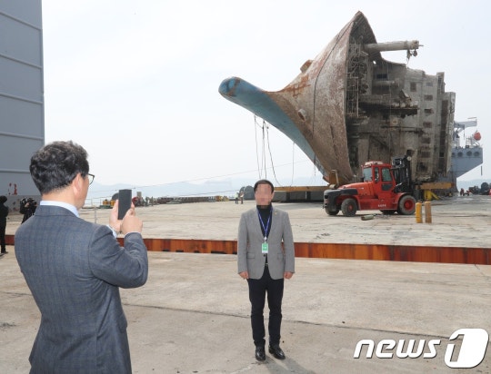 세월호를 앞에 두고 기념촬영하는 모 정당 당직자들 | 인스티즈