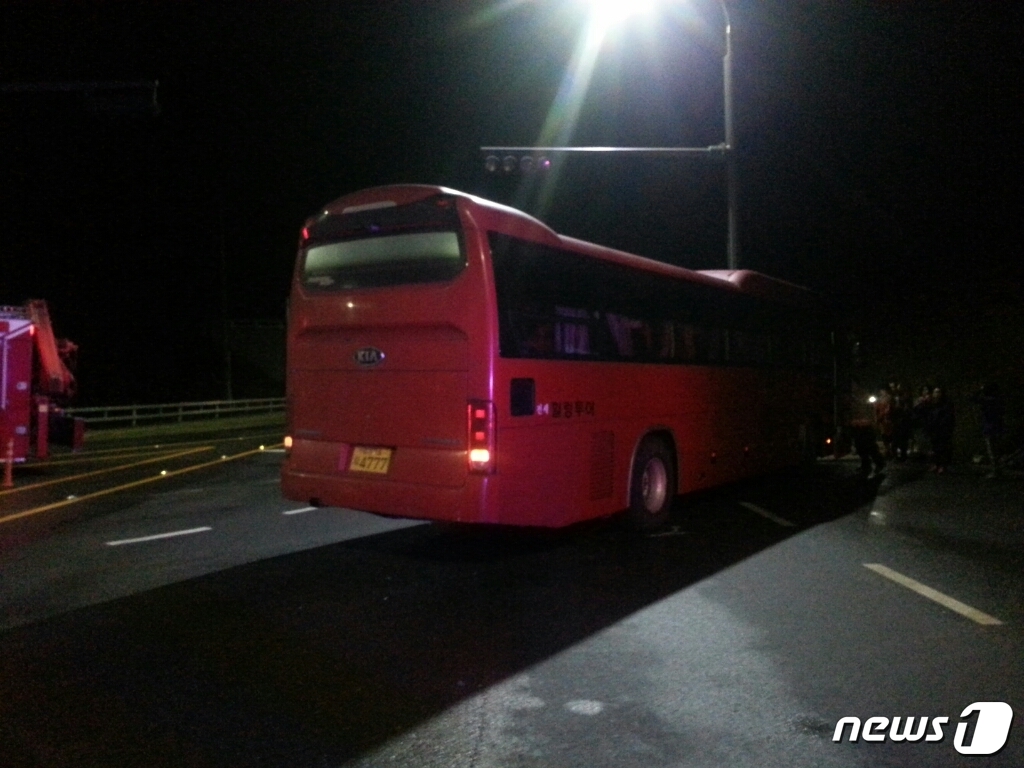 영암서 관광버스 교통신호기 들이받아