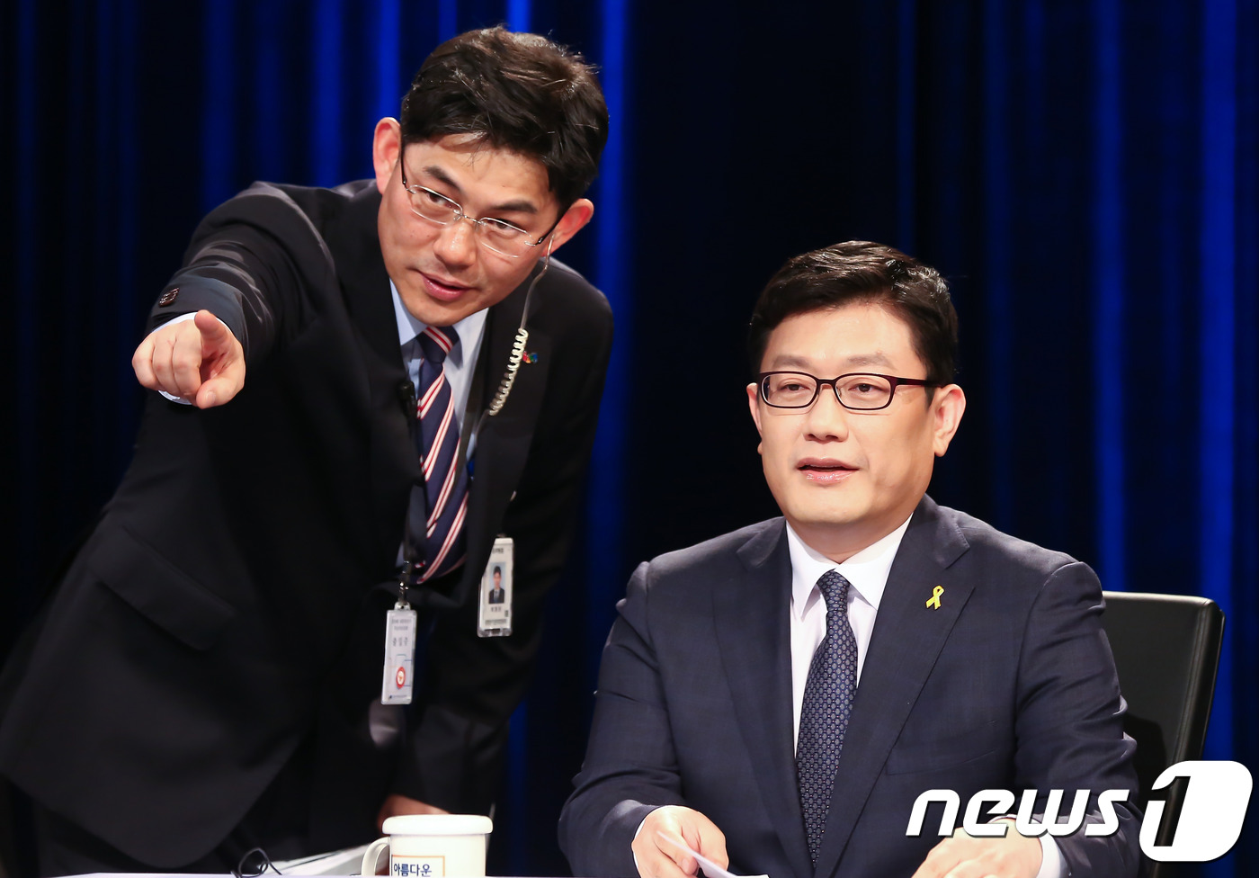 토론준비하는 윤홍식 홍익당 후보