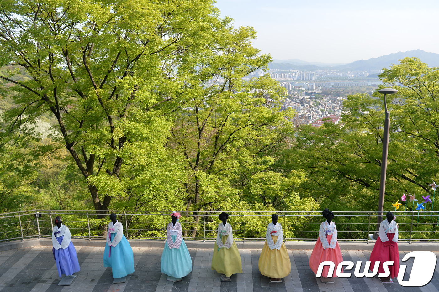 신록과 무지개 빛깔 한복