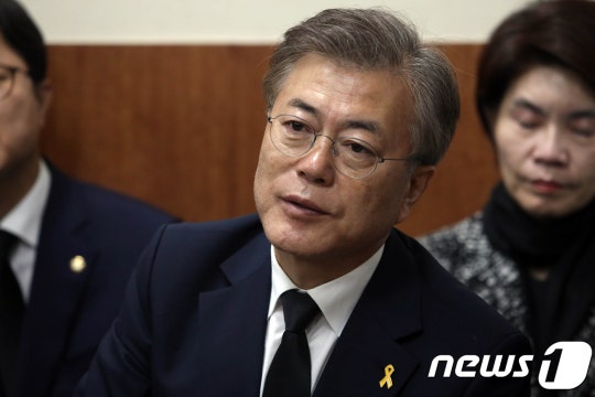 [사진] 거제도 크레인 사고 유가족 위로하는 문재인 후보 | 인스티즈