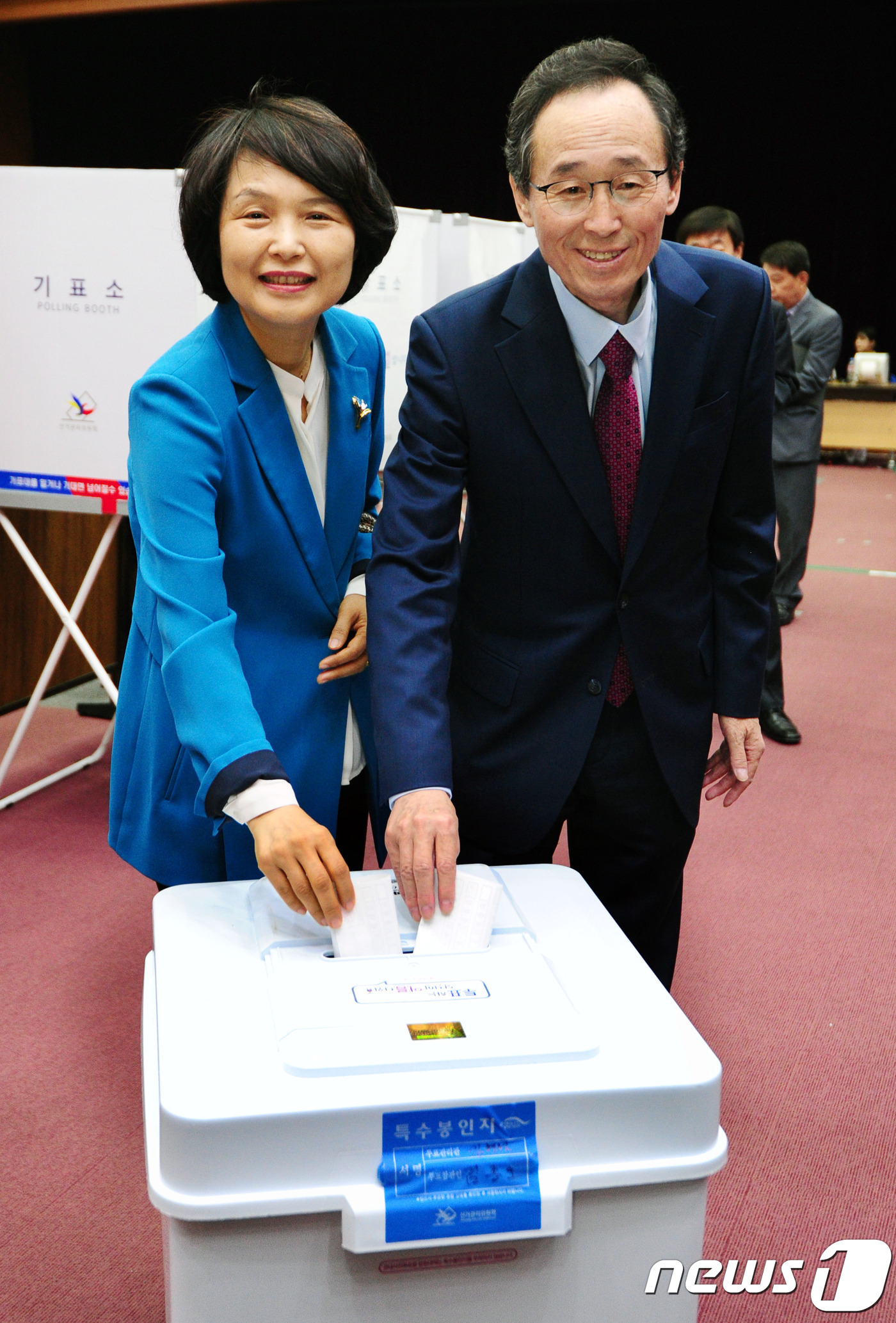 사전투표 하는 송하진 전북도지사 내외