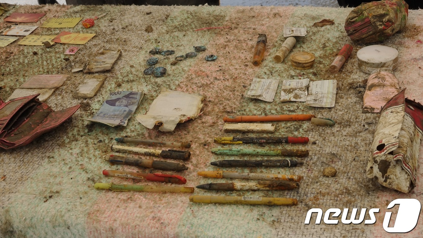 세월호 4층서 미수습자 단원고 조은화양 가방 발견