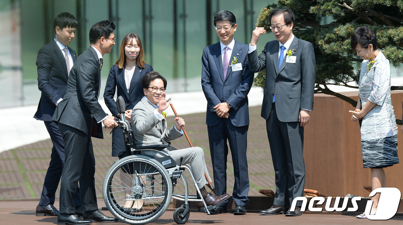 참석자들에게 손인사하는 이재현 CJ그룹 회장