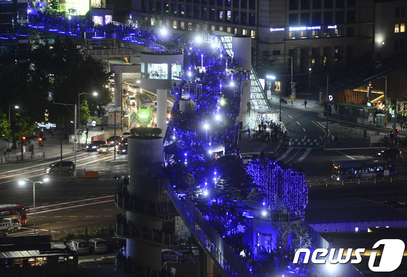 푸른 조명으로 물든 서울로 7017