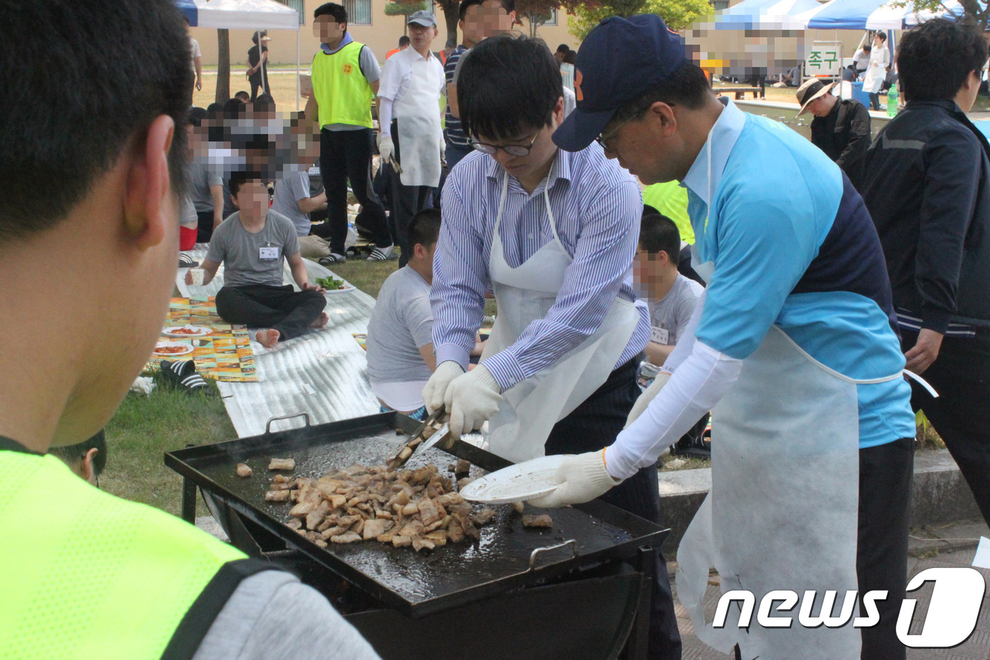 변호사님이 손수 구워 준 삼겹살이라 더 맛있어요