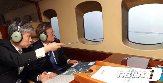 헬기 타고 새만금 둘러보는 문재인 대통령 | 인스티즈