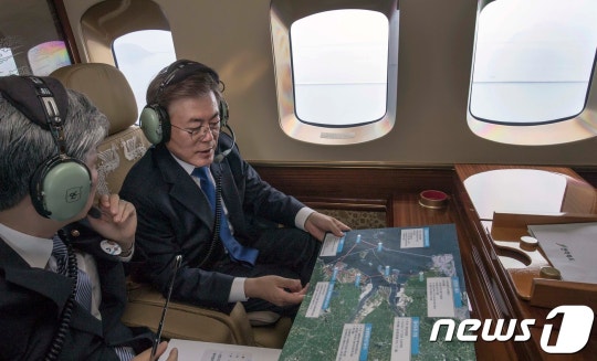 헬기 타고 새만금 둘러보는 문재인 대통령 | 인스티즈