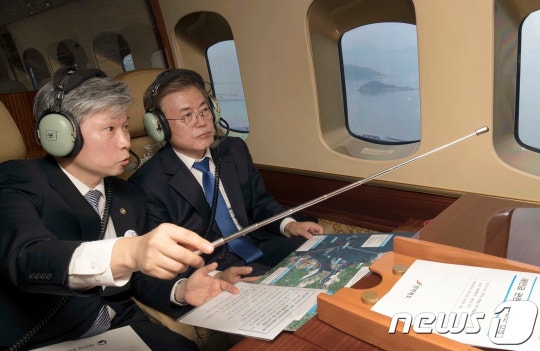 헬기 타고 새만금 둘러보는 문재인 대통령 | 인스티즈