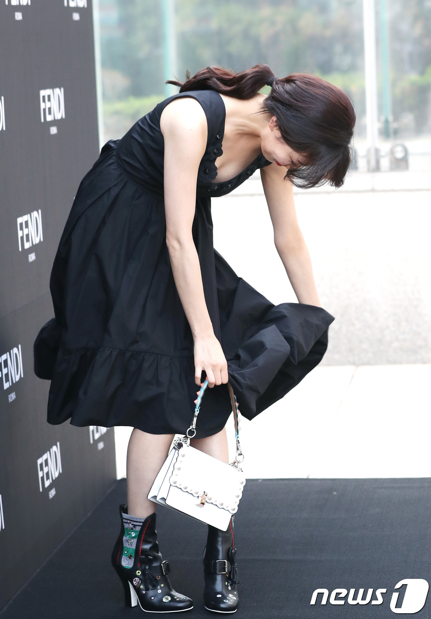 수지, 노출은 안돼~