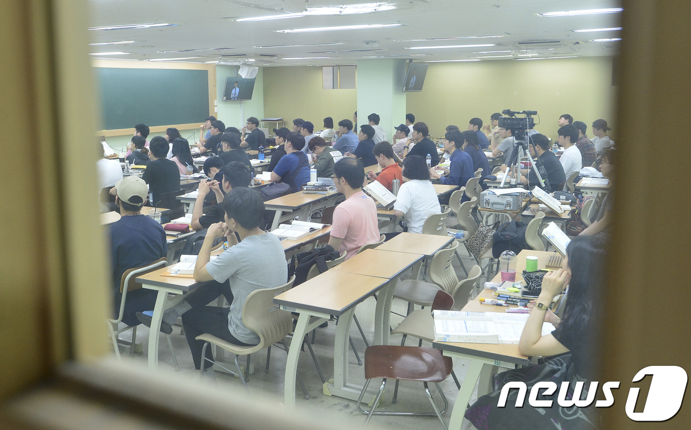 땡볕더위 잊은 취업준비생들