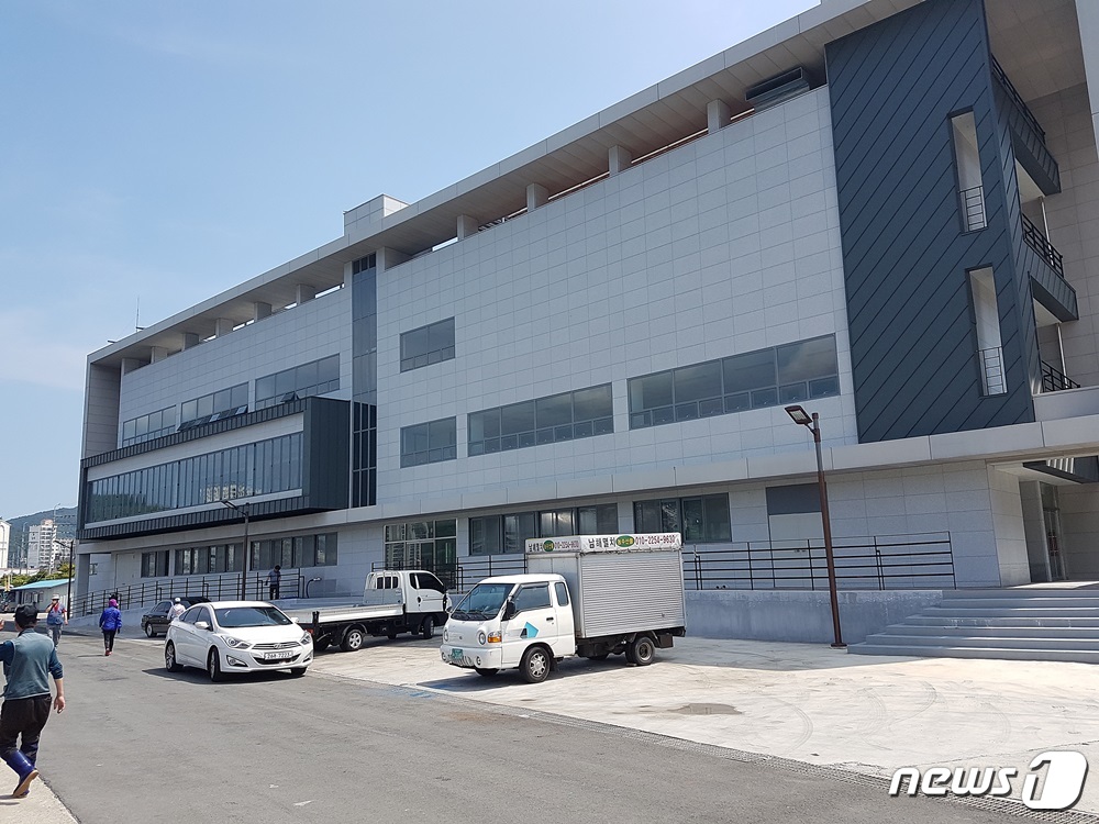 혈세 50억원 들인 거제수산물유통센터 9개월째 방치   