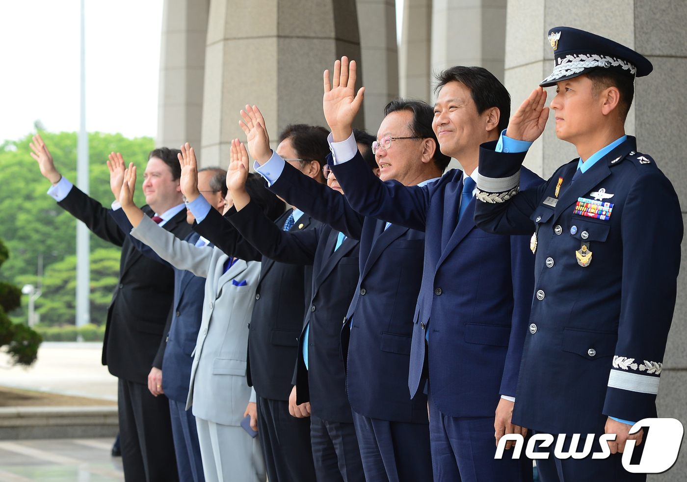 문재인 대통령 첫 해외순방 환송하는 참모들