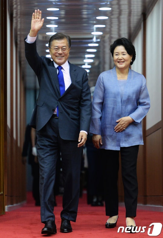 문재인대통령 김정숙여사 서울공항 도착 사진들 | 인스티즈