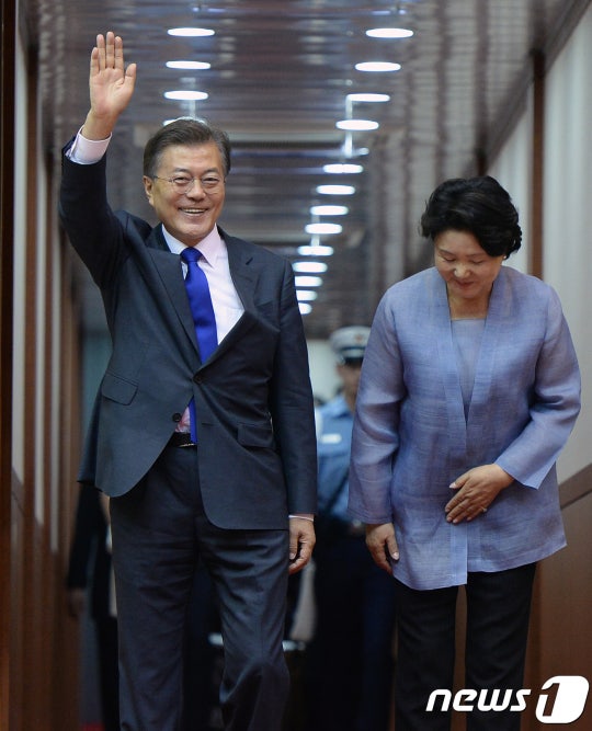 문재인대통령 김정숙여사 서울공항 도착 사진들 | 인스티즈
