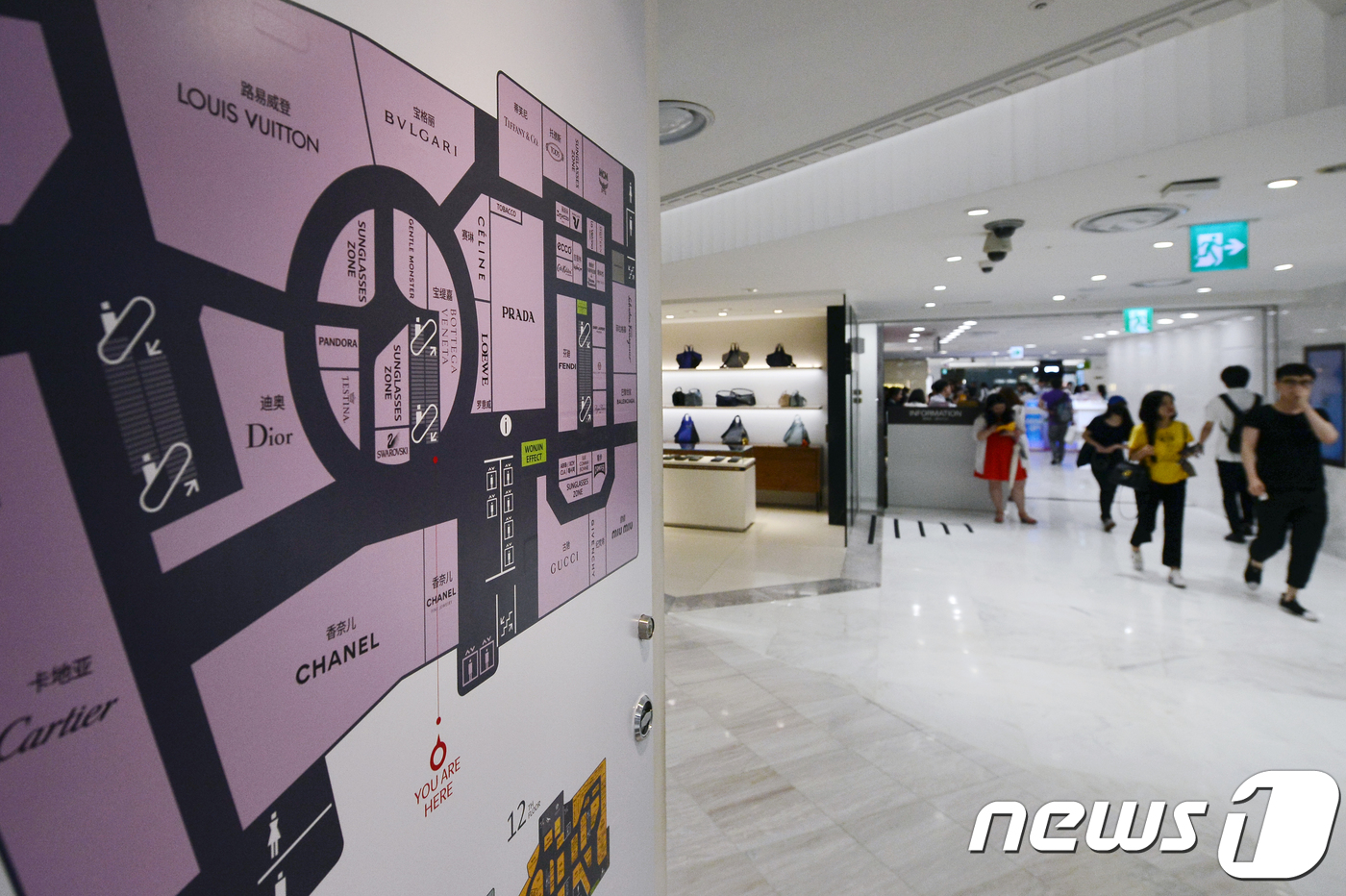 한산한  모습의 면세점