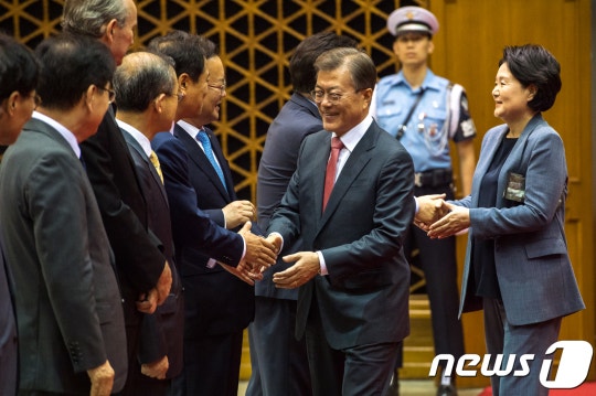 조금전 서울공항에 도착한 문재인대통령, 김정숙여사 | 인스티즈