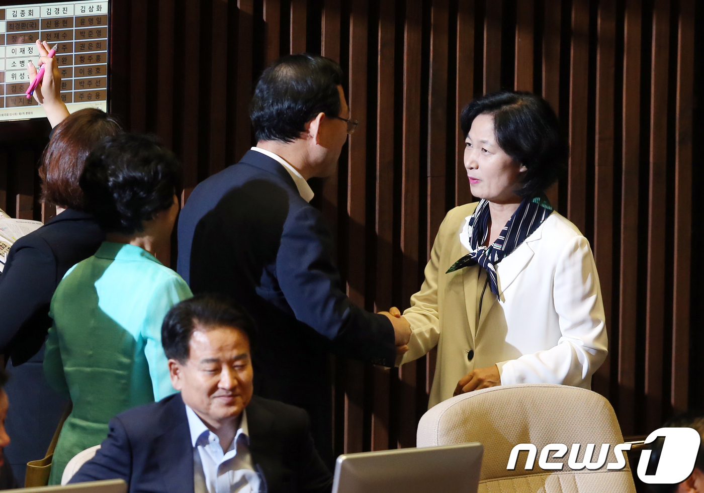 악수하는 추미애·주호영