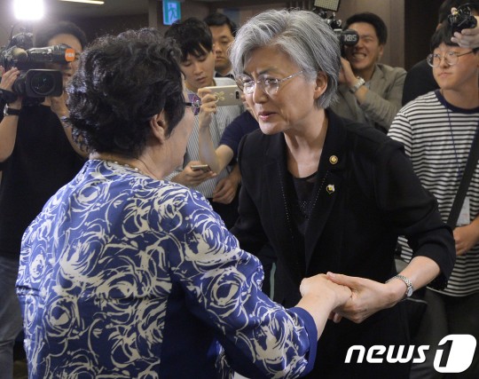 [사진] 7.23 강경화 외교 장관, 故 김군자 할머니 빈소 조문 | 인스티즈