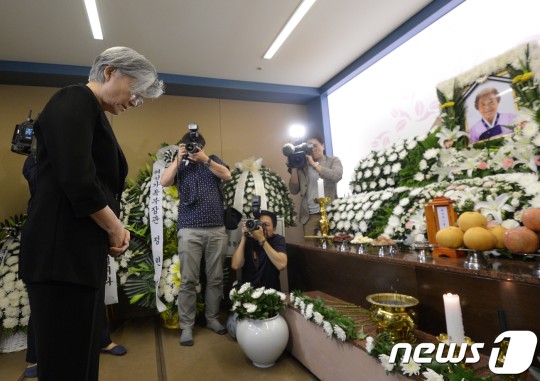 [사진] 7.23 강경화 외교 장관, 故 김군자 할머니 빈소 조문 | 인스티즈