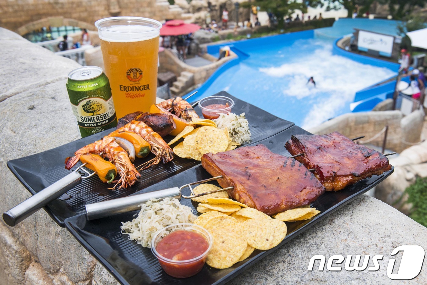 엄청난 크기의 바비큐와 맥주로 더위 이기세요 