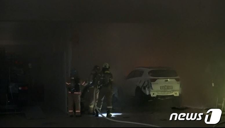 서울 구로동 카센터 불…차량 3대 전소 8000만원 피해