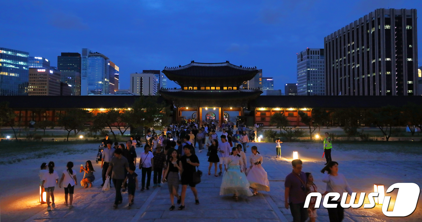경복궁의 푸른 밤