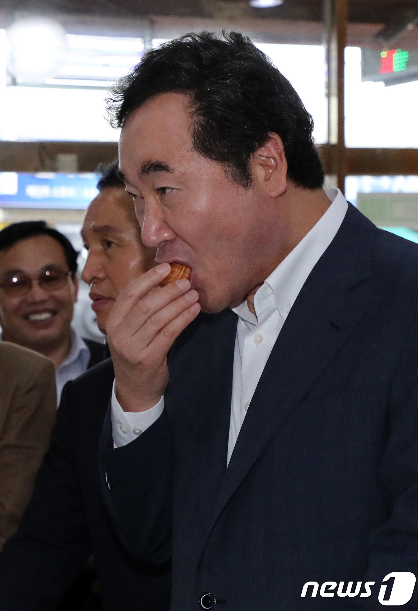 호두과자 맛 보는 이낙연 국무총리