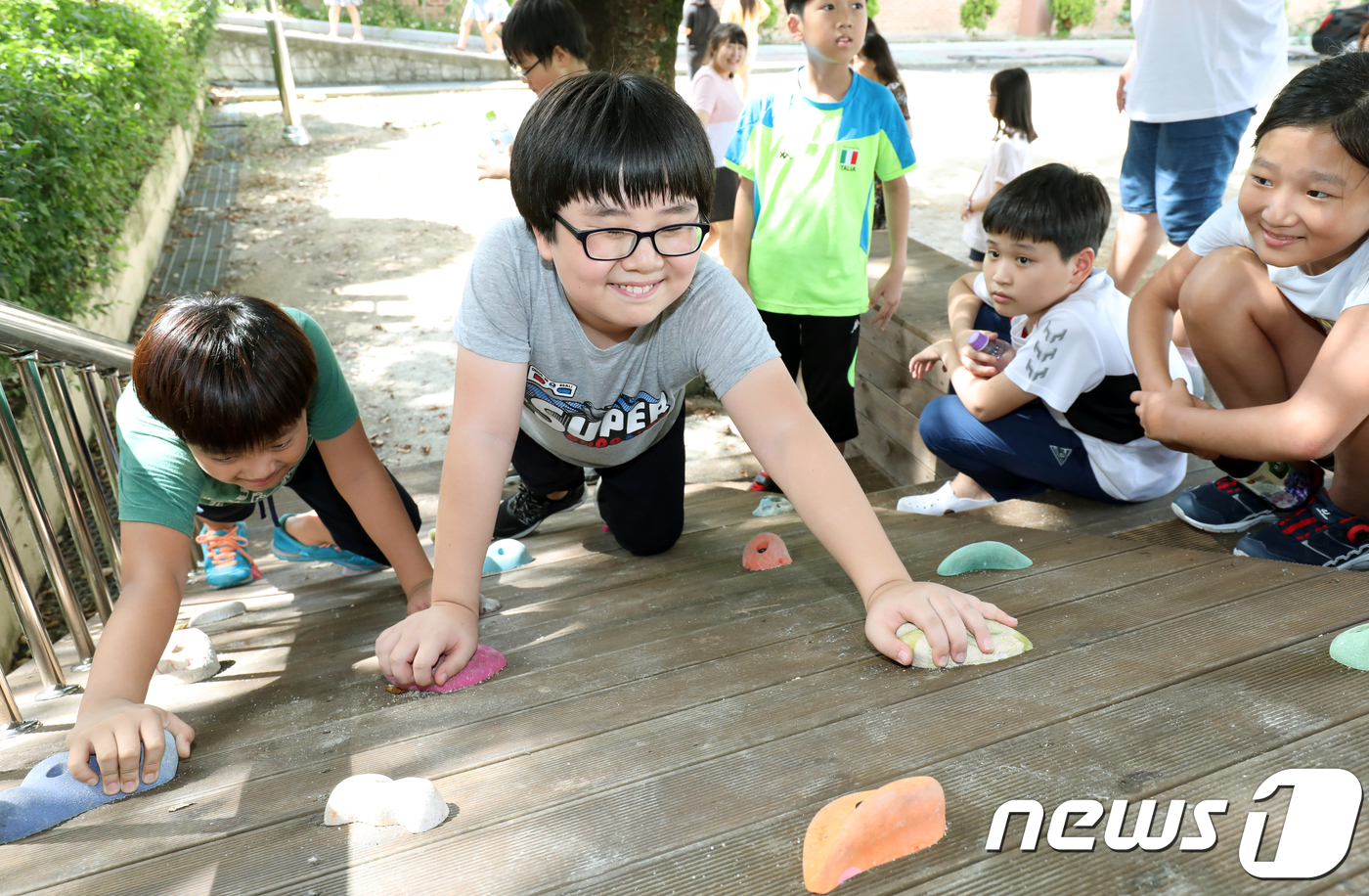 학교는 놀이터…조회대·창고·계단 놀이공간 변신