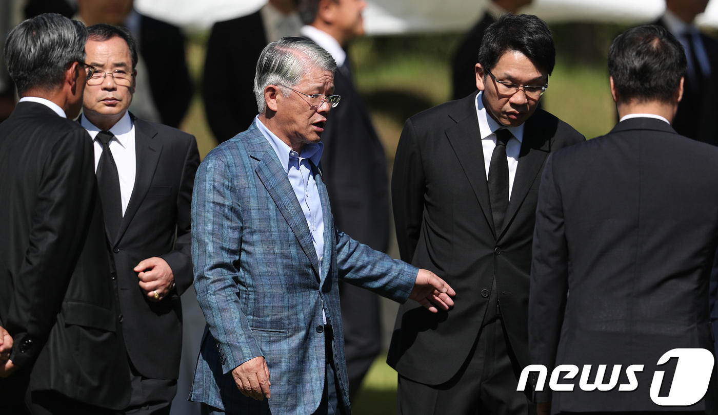 최신원 회장 고 최종현 선대회장 추모식 참석