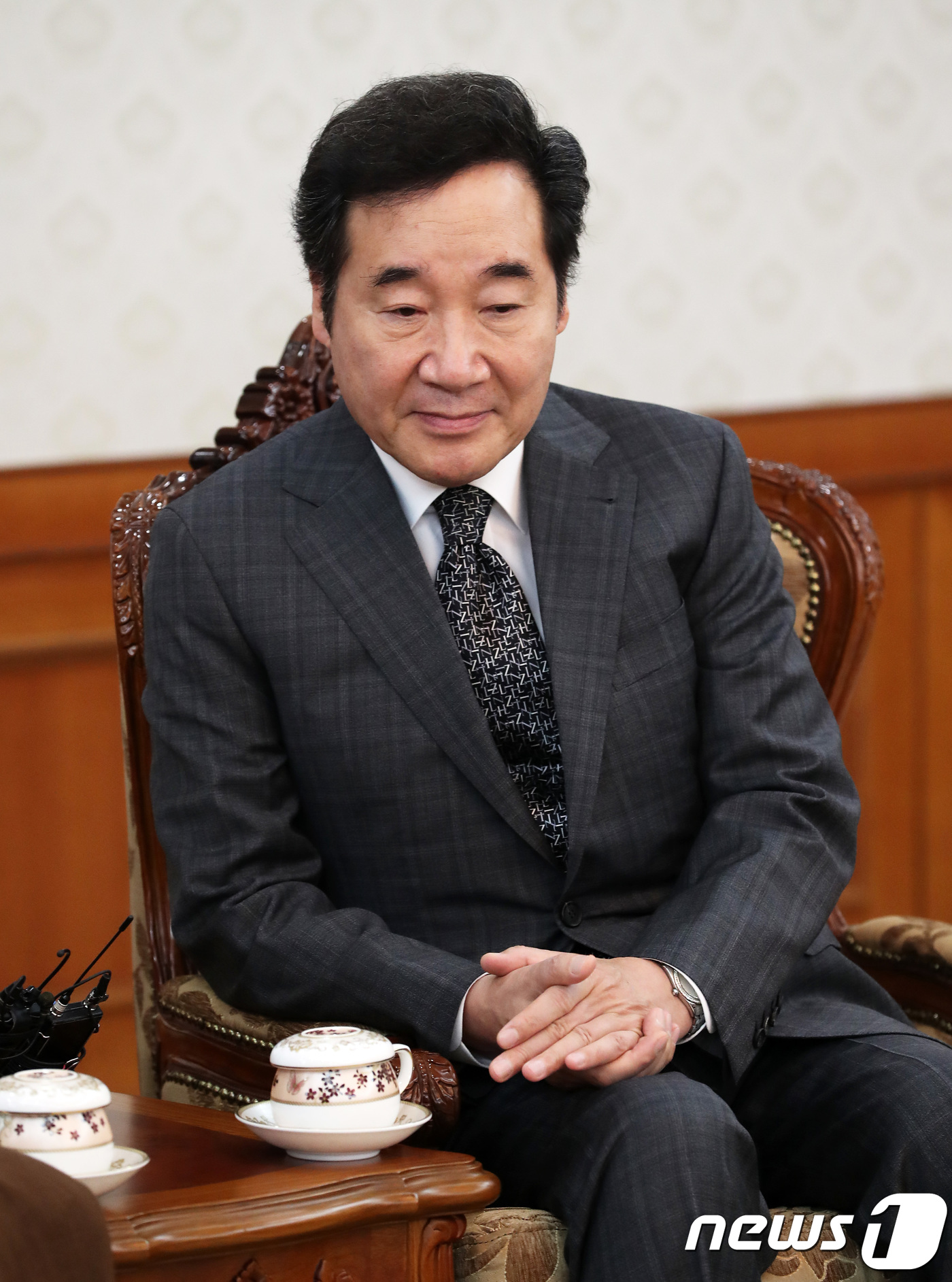 생각에 잠긴 국무총리